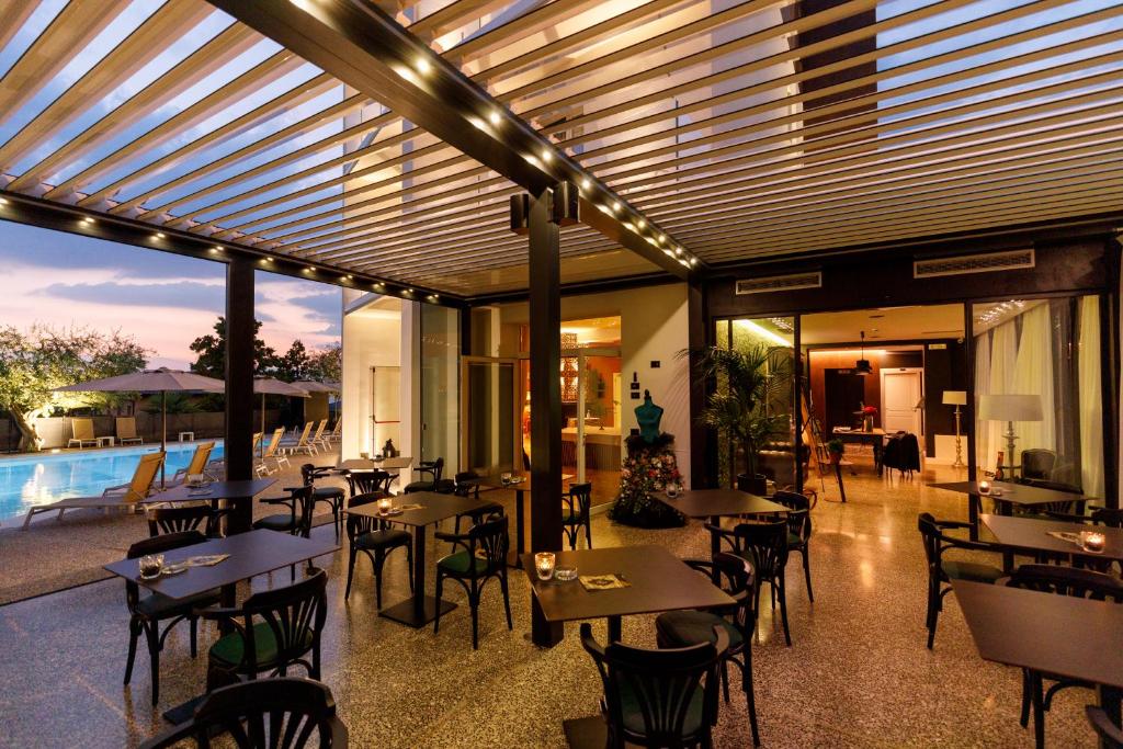 Bazén v ubytování Art Hotel Ventaglio nebo v jeho okolí