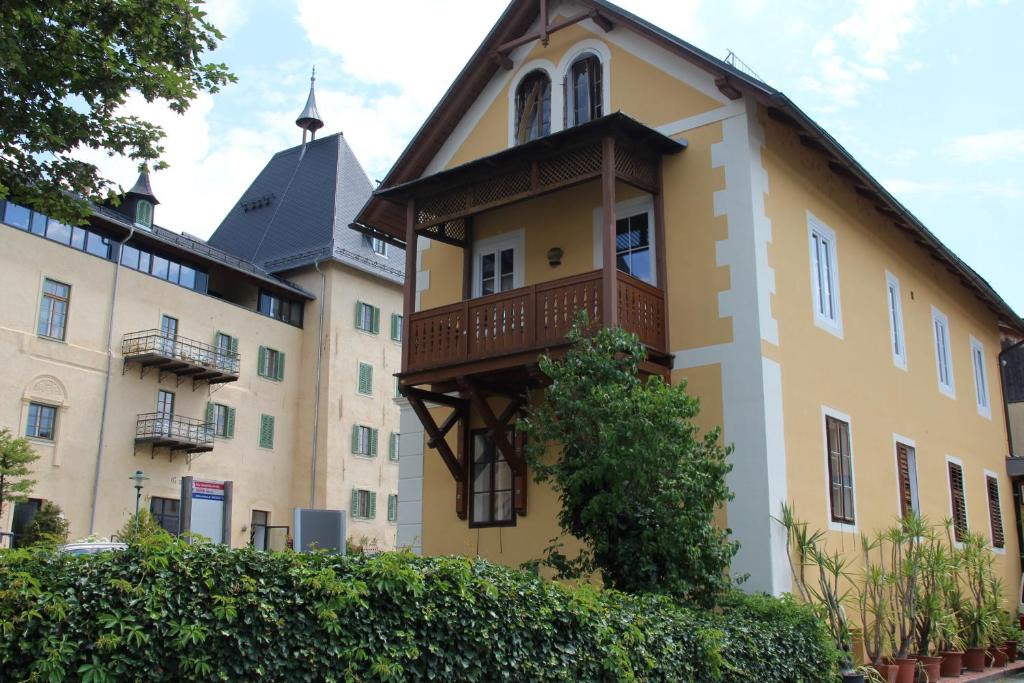 a building with a balcony on the side of it at Domitian 2 in Millstatt