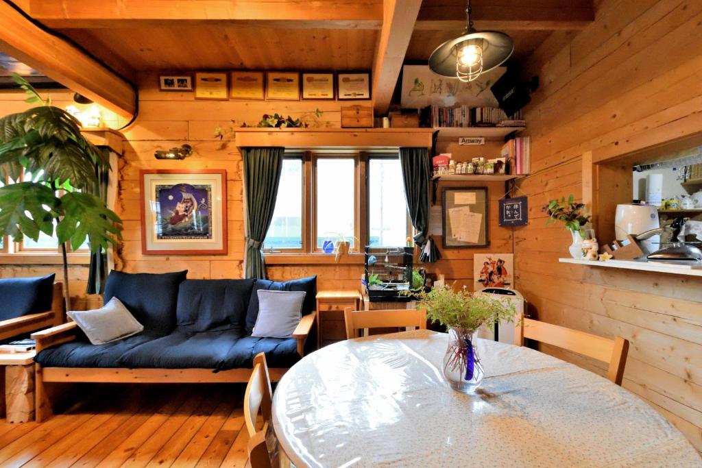 Posezení v ubytování Carrefour Guesthouse カルフール ゲストハウス