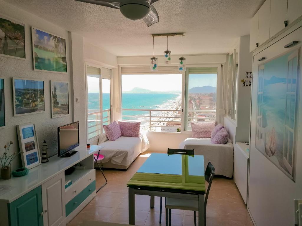 sala de estar con vistas al océano en Un Rincon en el Mar, en Bellreguart