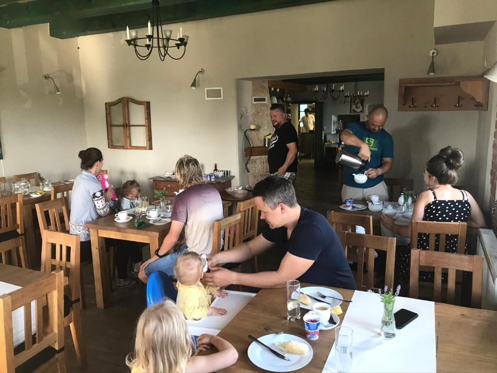 Hosté ubytování Na Kopečku AD 1795 - penzion s restaurací a wellness v Podkrkonoší