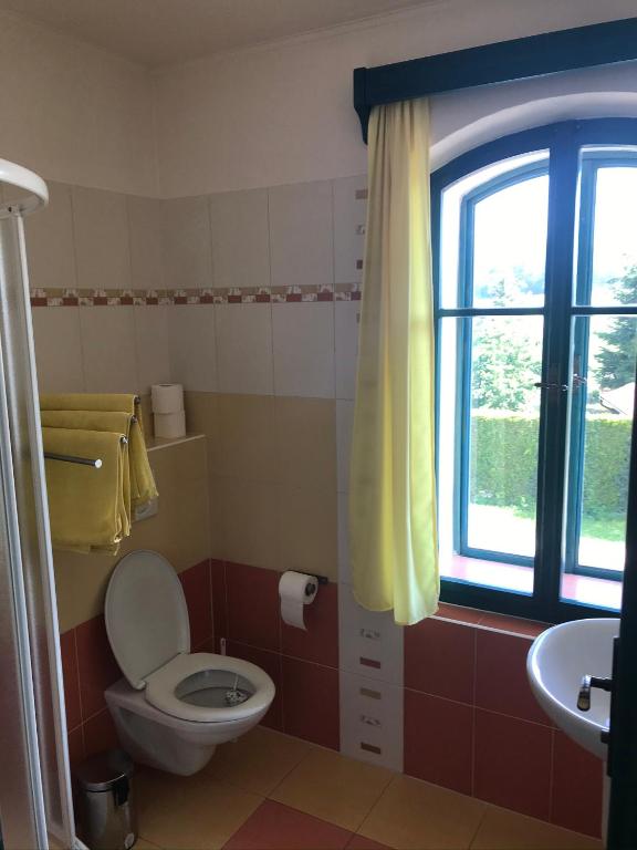 Koupelna v ubytování Na Kopečku AD 1795 - penzion s restaurací a wellness v Podkrkonoší