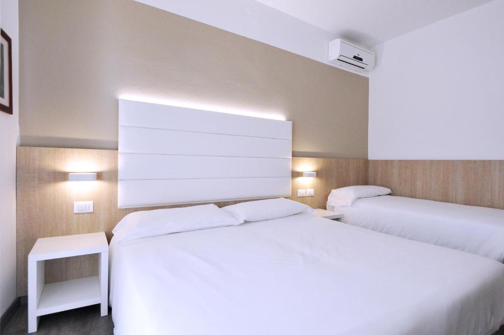 Postel nebo postele na pokoji v ubytování Hotel Etna