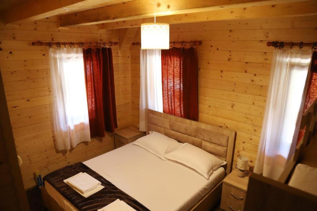 Postel nebo postele na pokoji v ubytování Bujtina Malaj