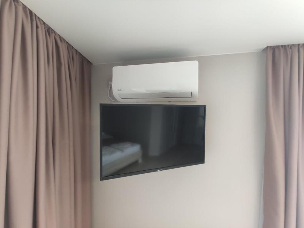 TV a/nebo společenská místnost v ubytování Chorna Skelya Resort & Wellness