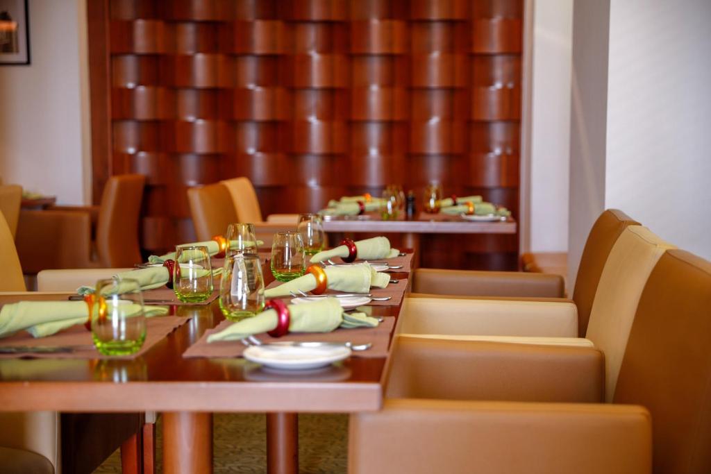 Posezení v ubytování Crowne Plaza Sohar by IHG