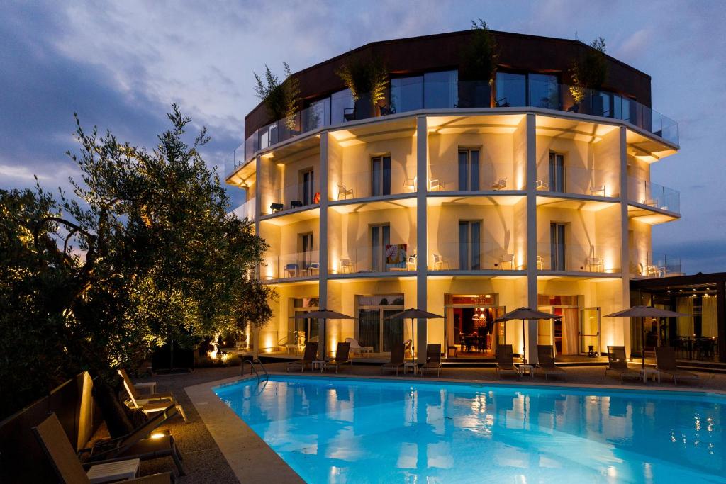 Bazén v ubytování Art Hotel Ventaglio nebo v jeho okolí