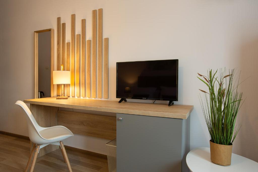 TV a/nebo společenská místnost v ubytování Lagom Hotel