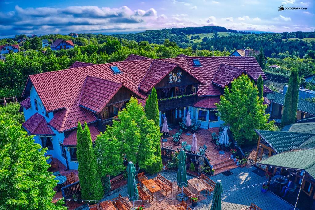 una vista aérea de una gran casa con techo rojo en Apfelhaus, en Cisnădioara