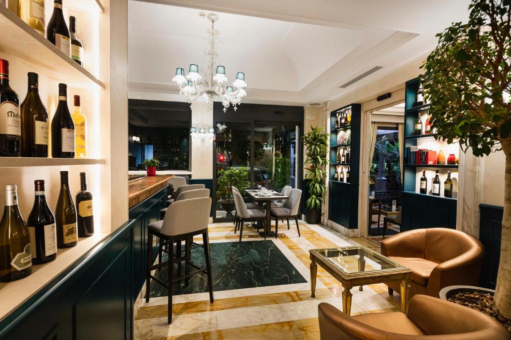 restauracja z barem i butelkami wina w obiekcie Trilussa Palace Hotel Congress & Spa w Rzymie