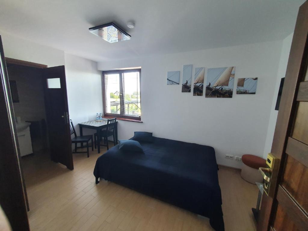 ein Wohnzimmer mit einem Bett und einem Tisch in der Unterkunft Jetadrenaline Watersports Club in Rewa