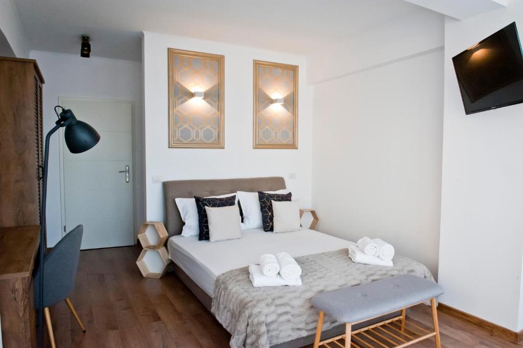 Sibiu Lotus Apartments - King Room With Mountain View
