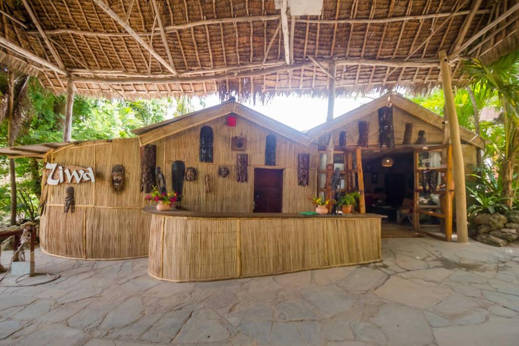 una casa construida con bambú en un complejo en Ziwa Beach Resort, en Bamburi