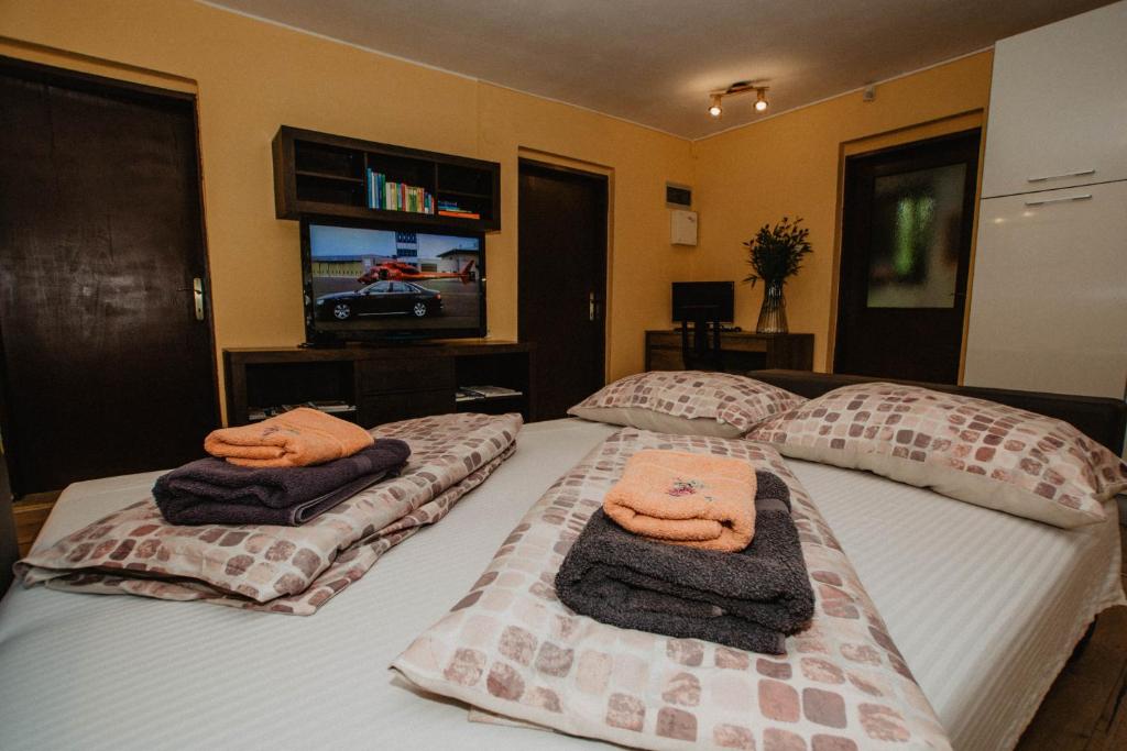 Lee house, WI-FI,FREE PARKING, HOT TUBE, Peroj – Updated 2024 Prices