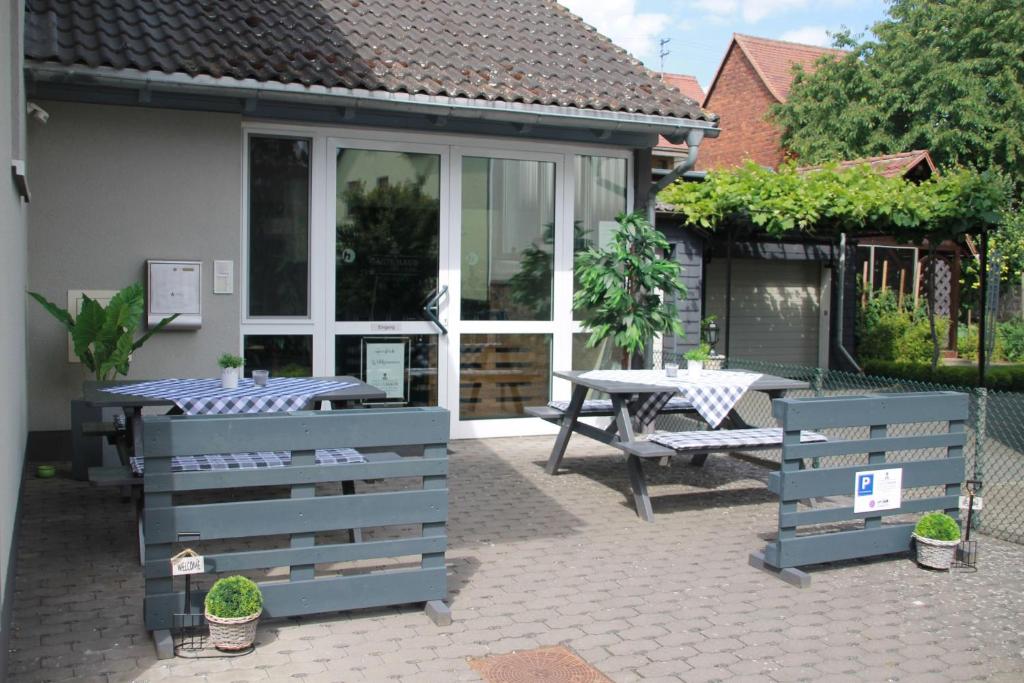 een patio met een tafel, een bank en een tafel bij Gaestehaus-Alte-Druckerei-Wetzlar in Wetzlar
