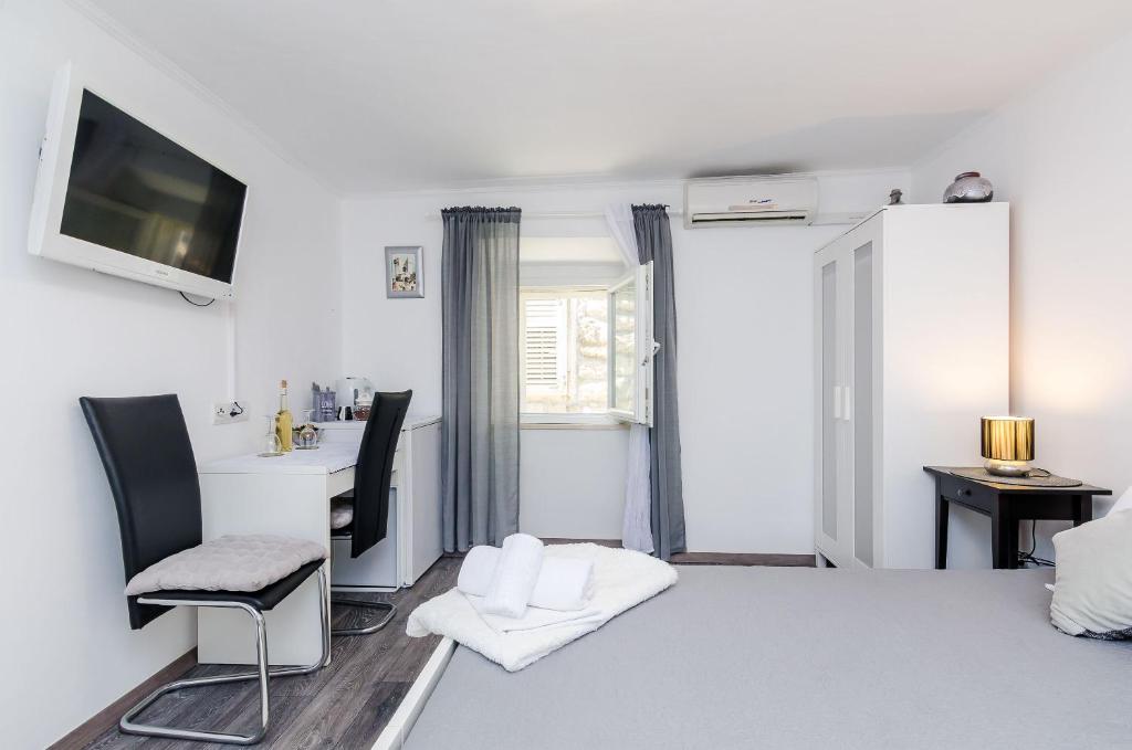 Televízia a/alebo spoločenská miestnosť v ubytovaní Note Bene Rooms