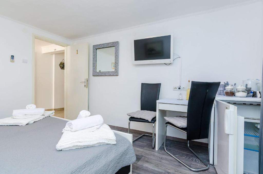 Televízia a/alebo spoločenská miestnosť v ubytovaní Note Bene Rooms