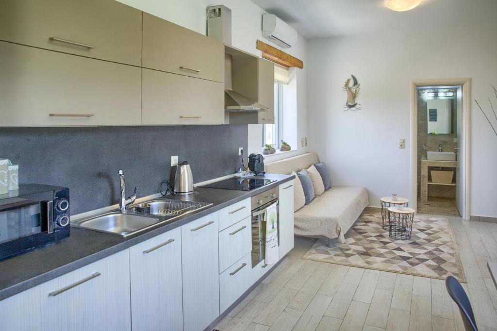 Kuchyň nebo kuchyňský kout v ubytování G&K Stone Suites