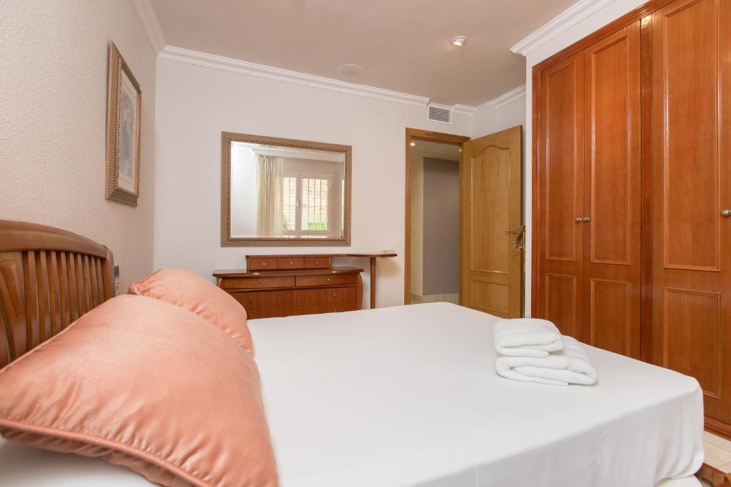 A bed or beds in a room at Aldecarles