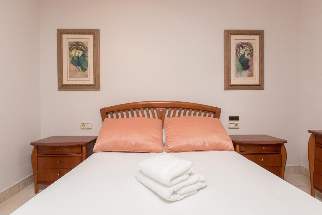 A bed or beds in a room at Aldecarles