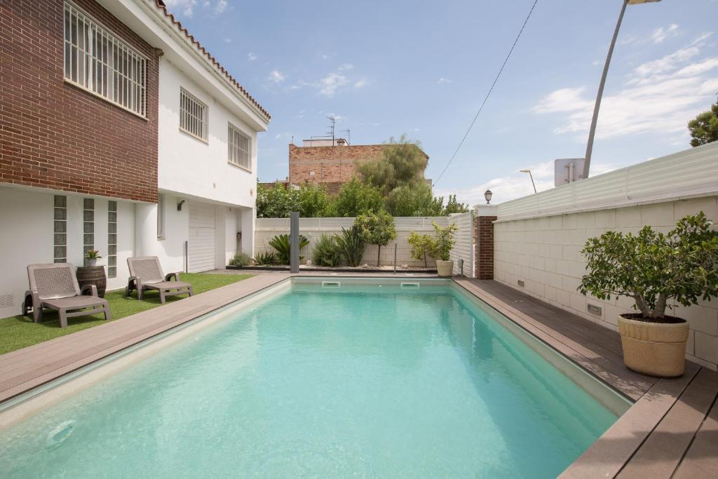 The swimming pool at or close to Aldecarles