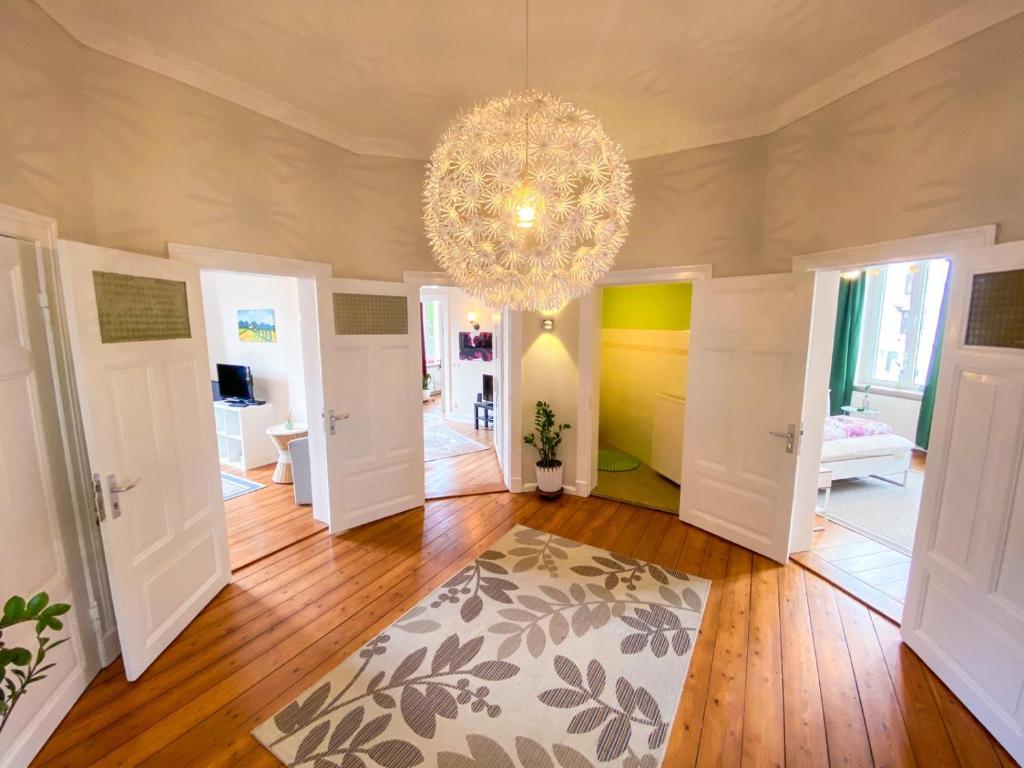 a large living room with a chandelier and a rug at VILLA HanseART Lübeck - Privatzimmer in zentraler Lage in Lübeck