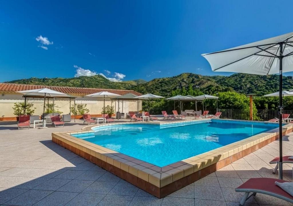 Bazén v ubytování Il Borgo Country Resort nebo v jeho okolí