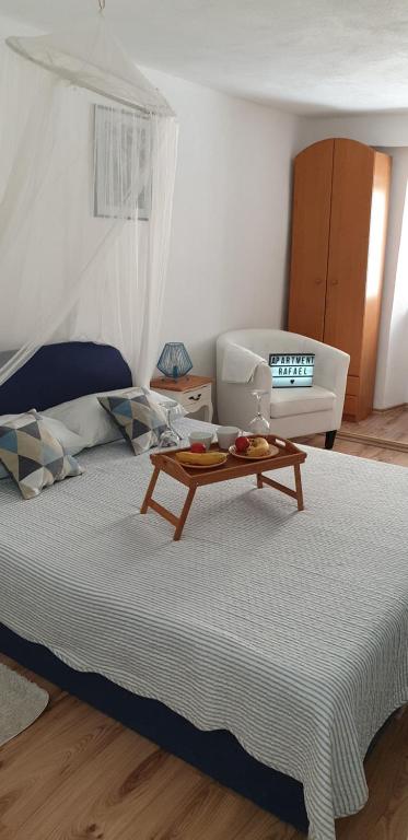 1 dormitorio con 1 cama con mesa de centro en Apartment Rafael, en Senj