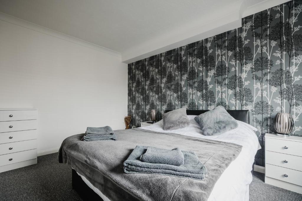 Кровать или кровати в номере Hullidays - 'Old School Penthouse' Trinity Square