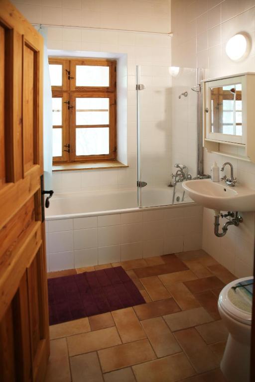 A bathroom at Garábi Udvarház