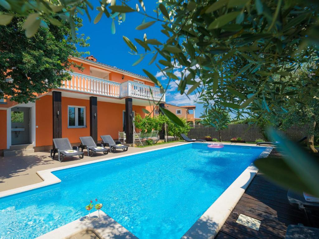 Bazen u objektu Holiday Home Neja by Interhome ili u blizini