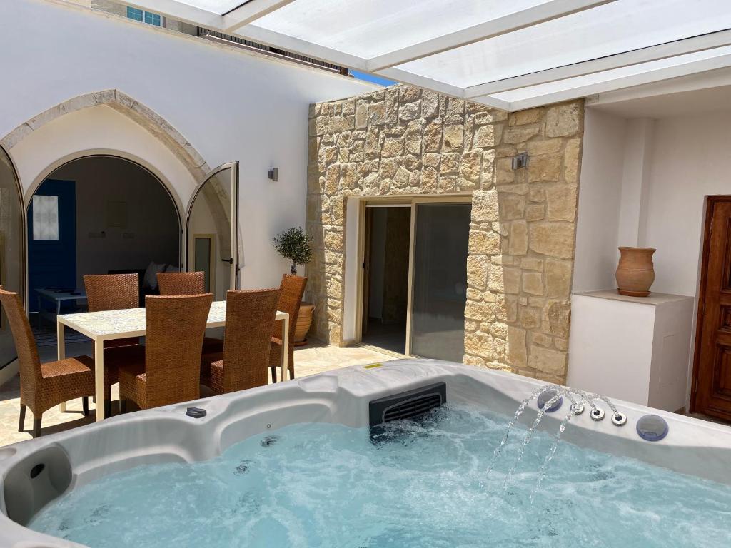 una gran bañera de hidromasaje en la sala de estar en Villa Caerus, en Pafos