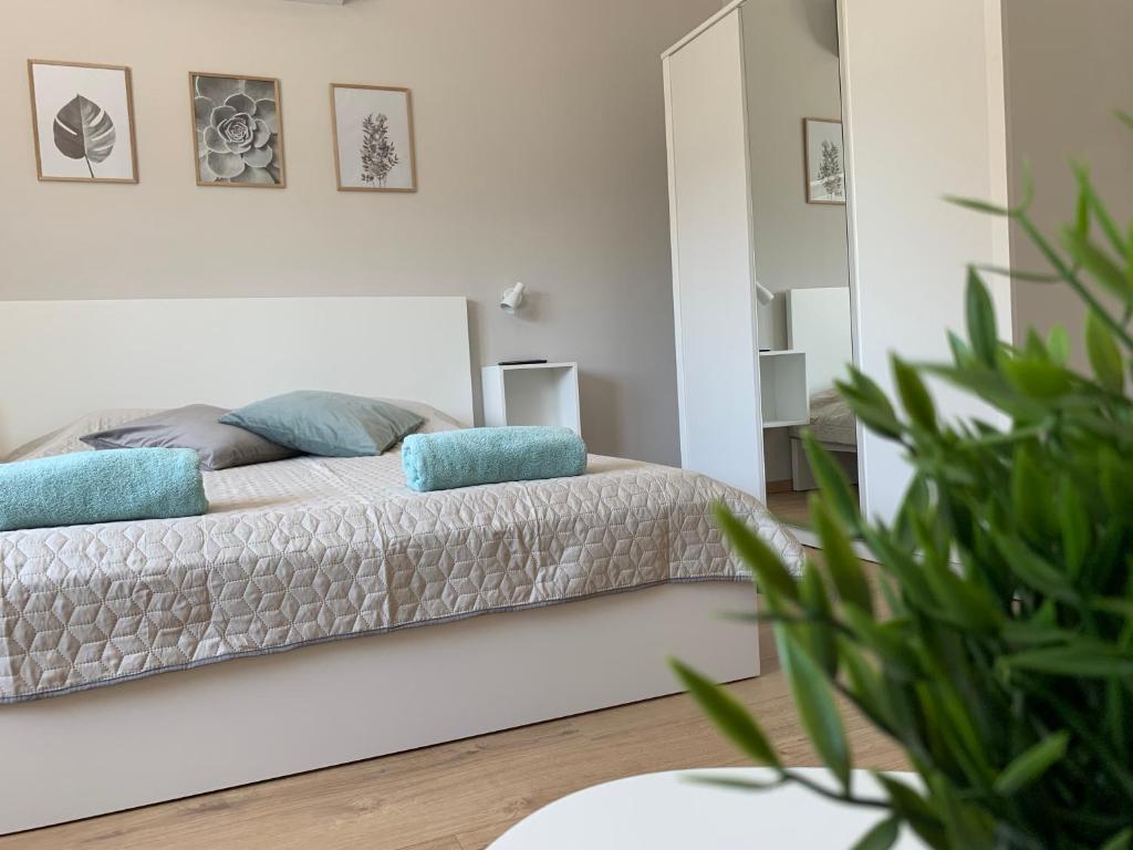 Un dormitorio con una cama con almohadas azules. en Otthon a Balatonon Vendégház en Keszthely