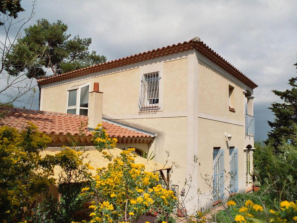 ヴィルヌーヴ・レ・ザヴィニョンにあるHoliday Home La Cigale by Interhomeの赤屋根白屋根