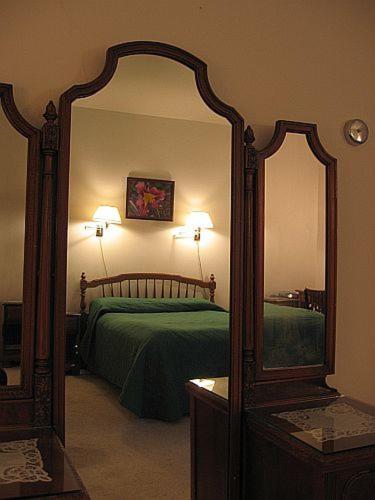 Postel nebo postele na pokoji v ubytování Olde Judge Mansion B&B