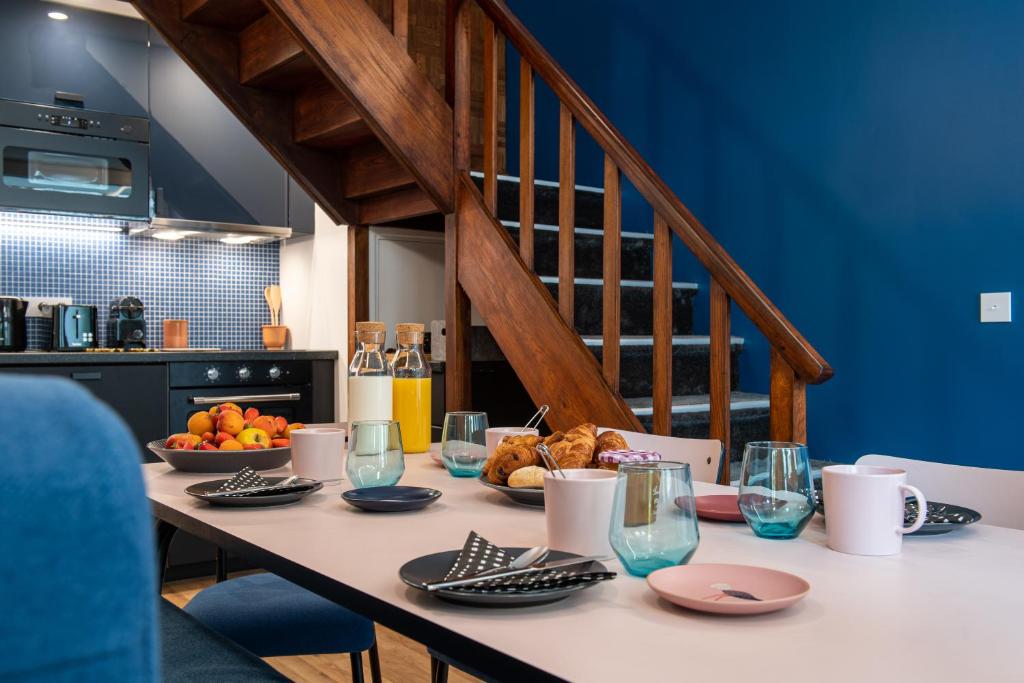 stół z jedzeniem w kuchni w obiekcie NEW - Villa Urbaine au Coeur de Paris - 6 pers w Paryżu