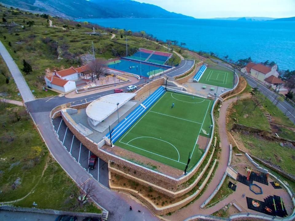an aerial view of a tennis court next to the ocean at Apartment Rafael in Senj