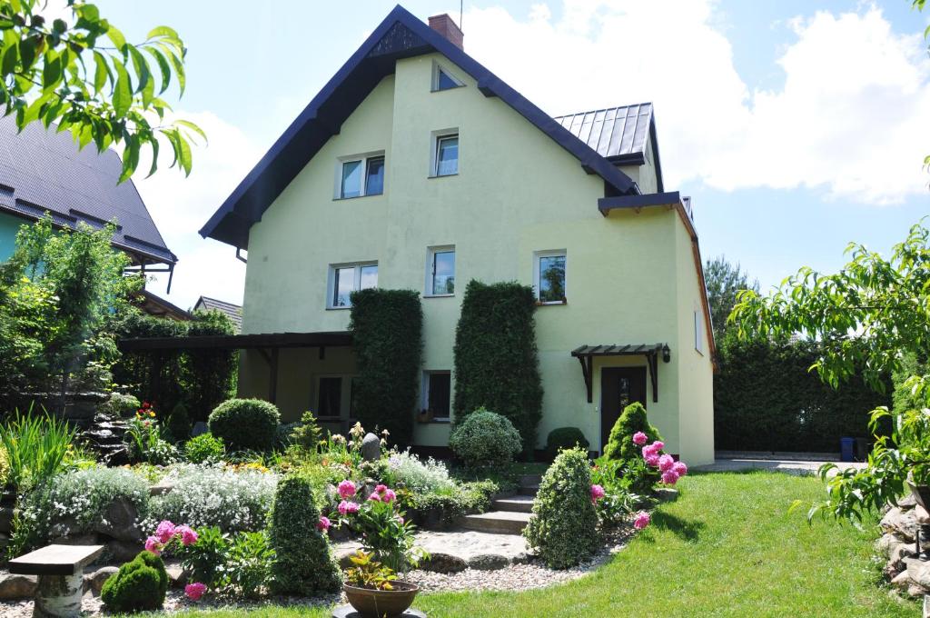 una casa con un jardín delante de ella en Oaza U Tadeusza, en Augustów