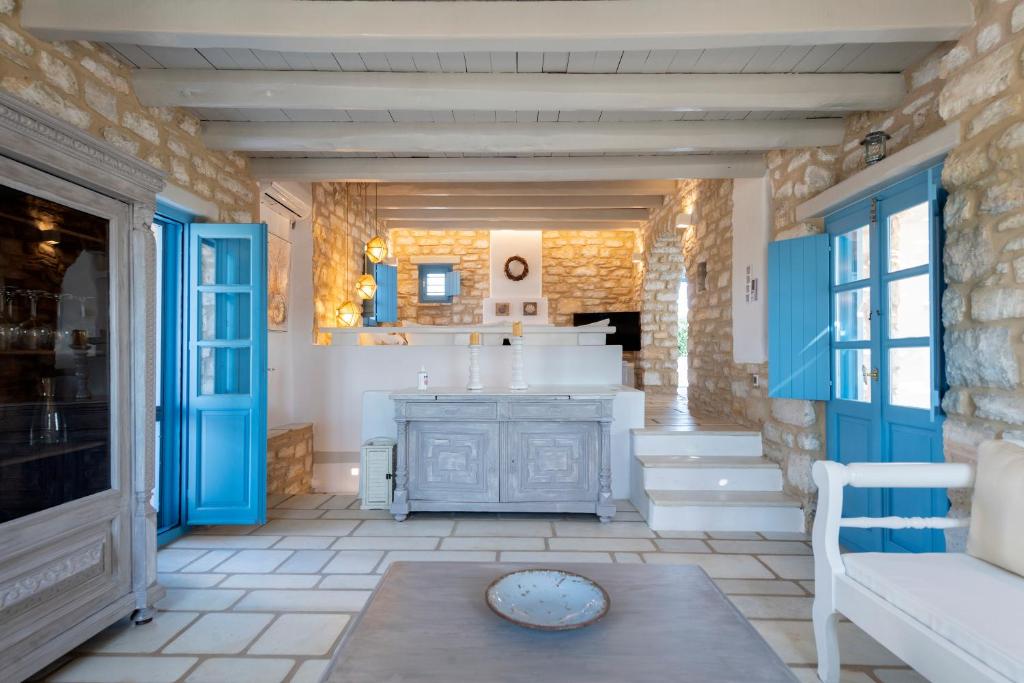 una cucina con porte blu e tavolo di Sand Key Villa 1 a Santa Maria