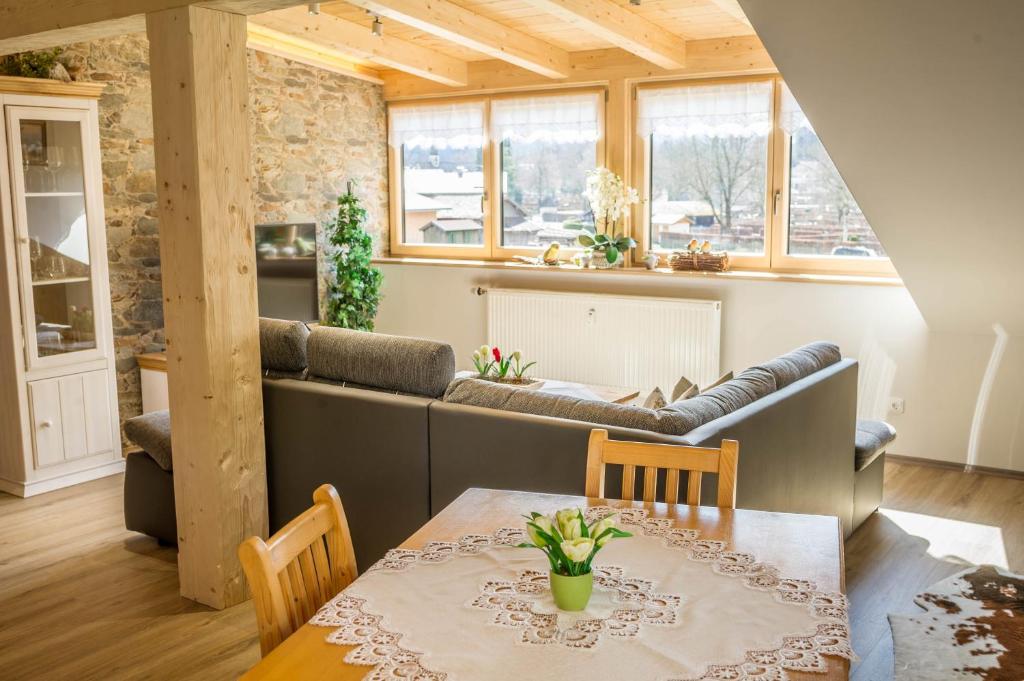 uma sala de estar com um sofá e uma mesa em Ferienwohnung Bergpanorama em Garmisch-Partenkirchen