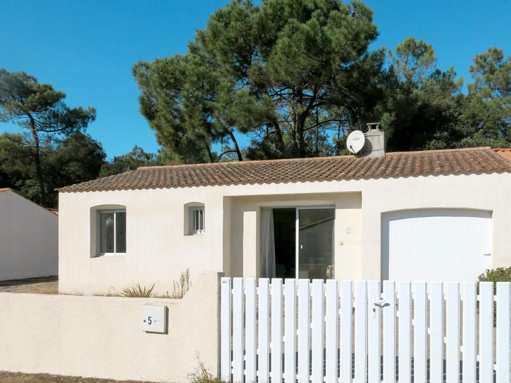 une clôture blanche devant une maison blanche dans l'établissement Holiday Home Les Algues by Interhome, à La Tranche-sur-Mer