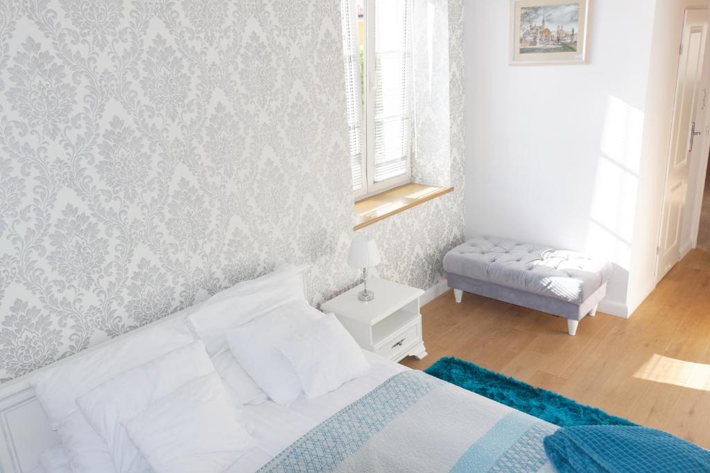 biała sypialnia z łóżkiem i oknem w obiekcie Apartamenty Hexus - Świdnicka - Wrocław centrum Rynek we Wrocławiu