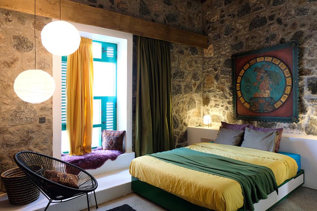 1 dormitorio con cama, mesa y ventana en El Patio del Charco– Eine Oase mitten in der Stadt, en Arrecife
