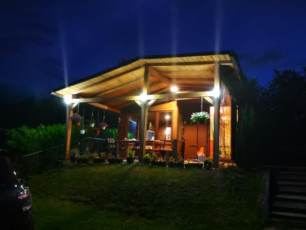 une petite maison éclairée la nuit dans l'établissement Holiday Home Dragon, à Visoko