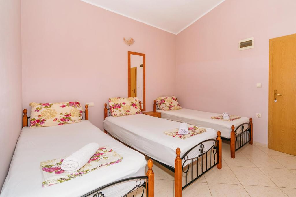 Posteľ alebo postele v izbe v ubytovaní Guest House Edita