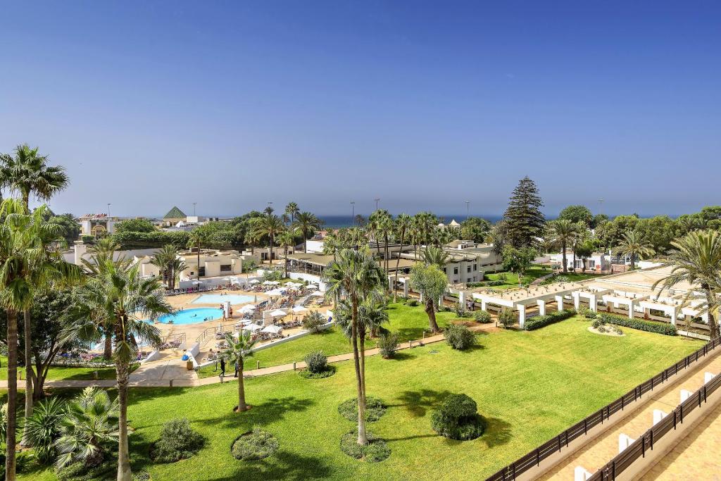 uma vista aérea de um resort com uma piscina e palmeiras em Allegro Agadir em Agadir