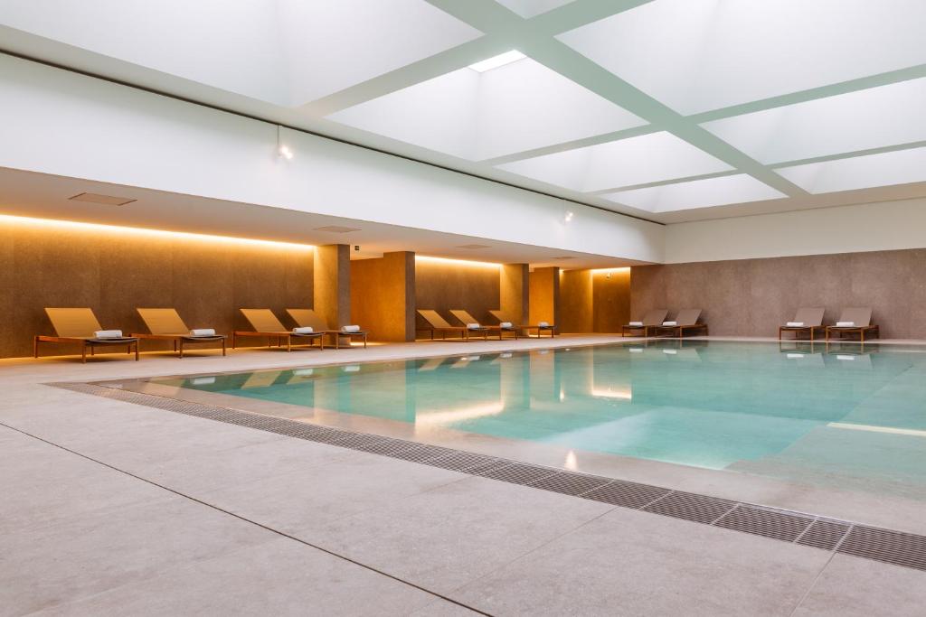 ein großer Pool in einem Hotelzimmer in der Unterkunft C-Hotels Andromeda in Ostende