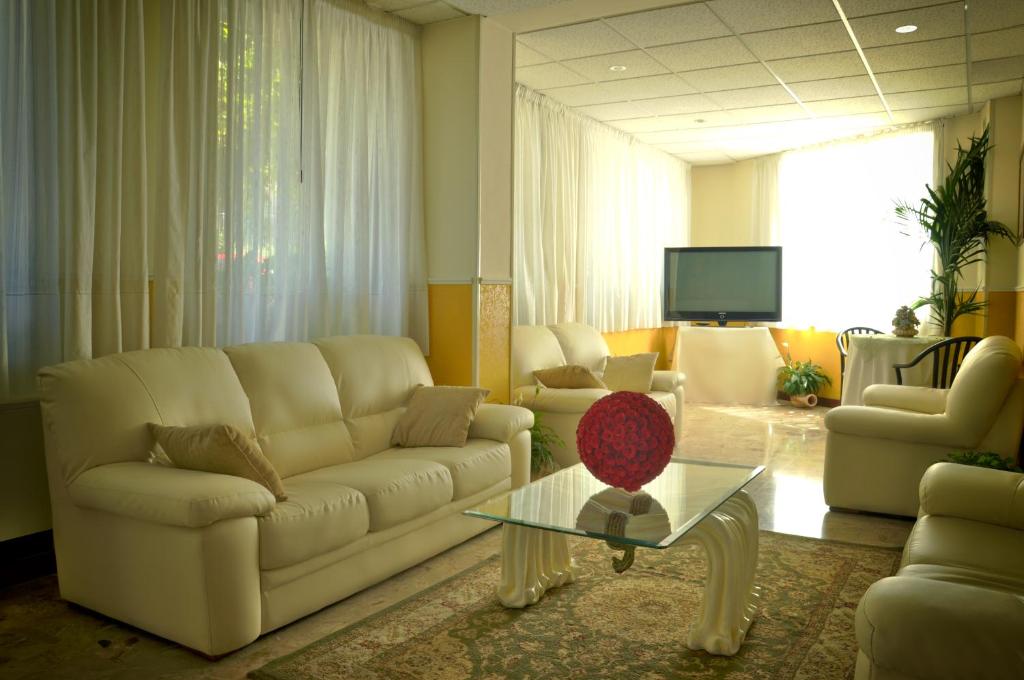TV a/nebo společenská místnost v ubytování HOTEL IL CORALLO
