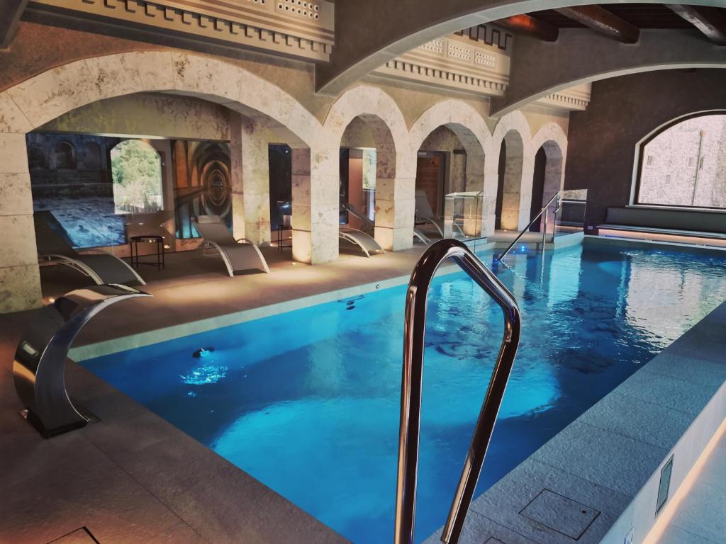 Basen w obiekcie Torre Del Nera Albergo diffuso & Spa lub w pobliżu