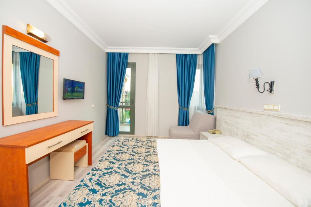 Postel nebo postele na pokoji v ubytování Golden Moon Hotel
